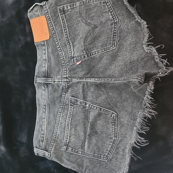 Levi Shorts - Picture 2 of 4